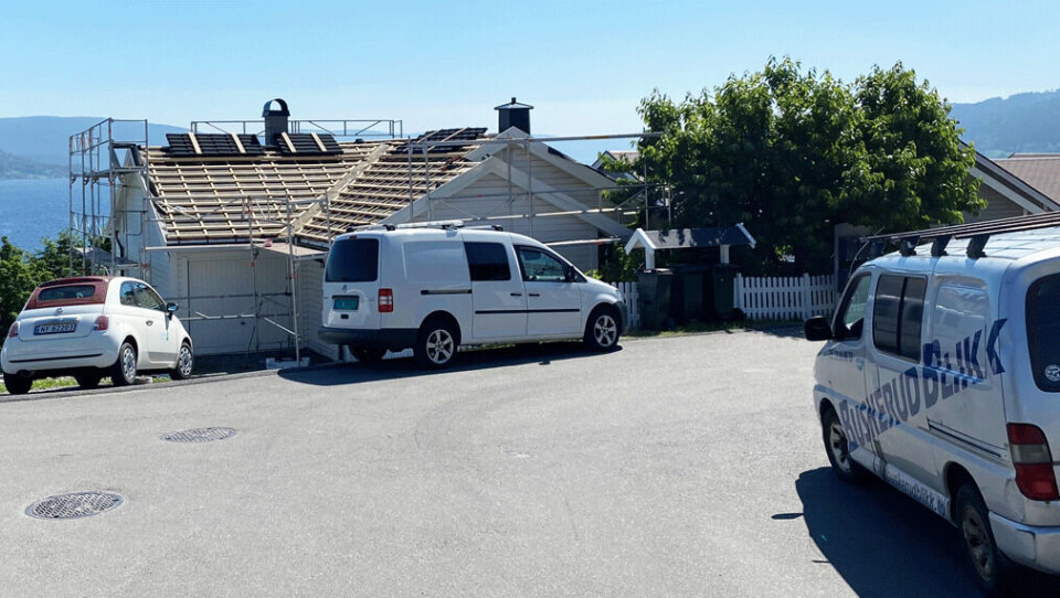 Bilene fra Buskerud Blikk har kort vei fra hus til hus når tak skal legges om i borettslaget. Bilene fra Buskerud Blikk har kort vei fra hus til hus når tak skal legges om i borettslaget.