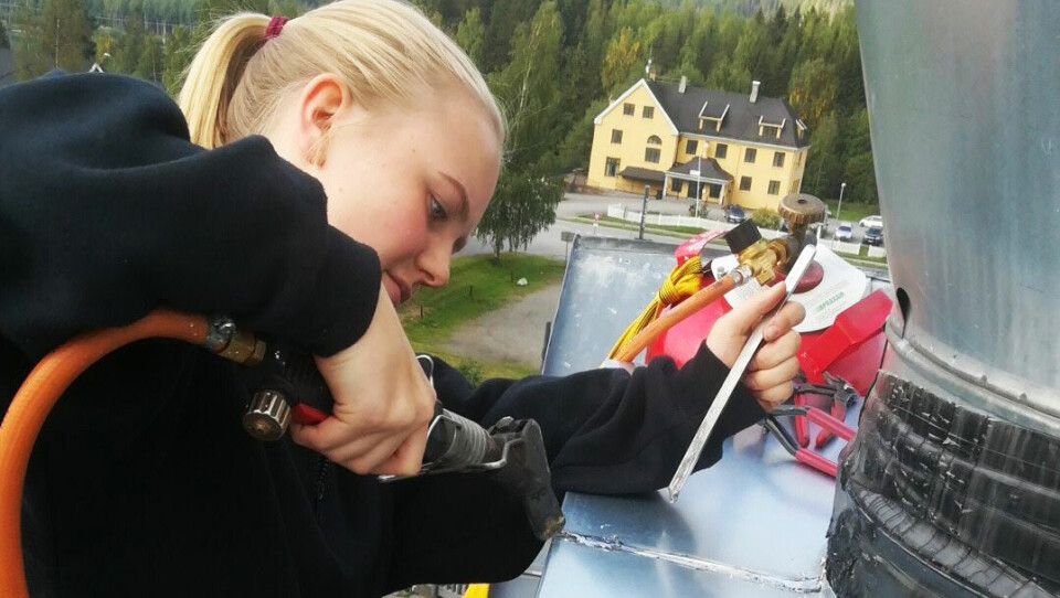 Ivanna Hammerø trives med jobb både på tak og ventilasjon. Ivanna Hammerø trives med jobb både på tak og ventilasjon.