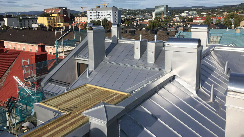 Lakkert stål med båndtekking-kvalitet preger taket. Lakkert stål med båndtekking-kvalitet preger taket.