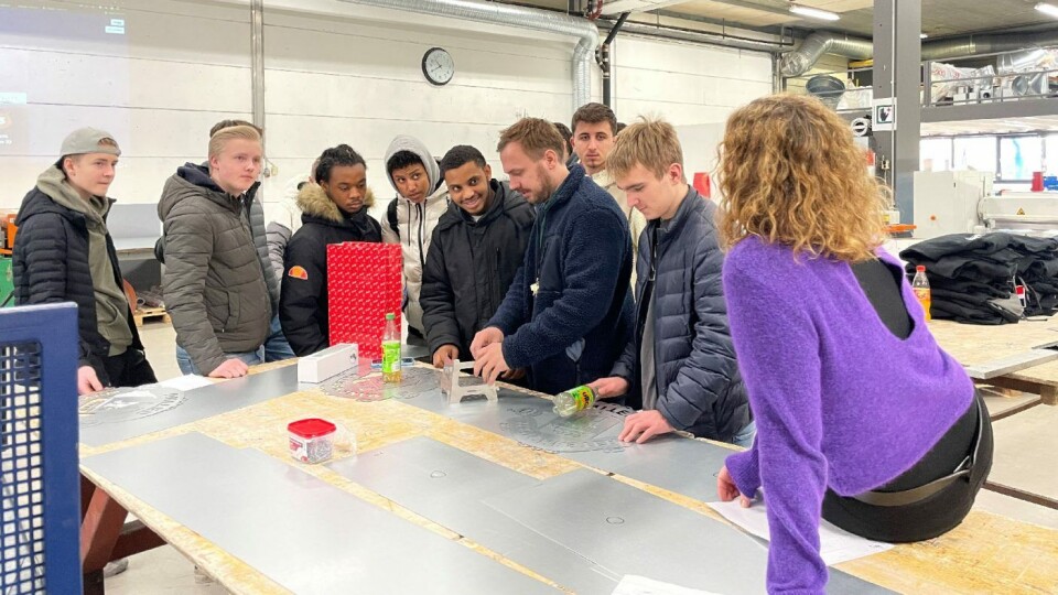 Habi har vist frem faget og bedriften til mange skoleelever den siste tiden.Foto: Habi