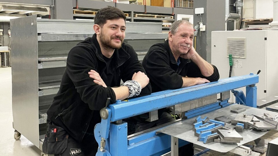 Tolga Davran og Dag Rune Larsen hos Habi har den siste tiden presentert både faget og bedriften for mange skoleelever.Foto: Habi