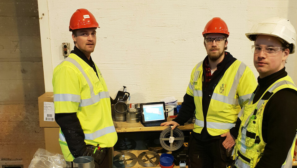 Ansatte Michael Engelin Selbo, Rudi Årbogen Selbo ,Stian Årbogen sørger for å utføre oppdrag med ventilasjon, og det er nok å henge fingrene i.