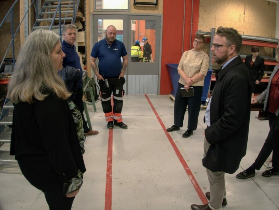 Lisbeth K Schjelde fra Opplæringskontoret BTV i samtale med statsråd Terje Rød Isaksen.