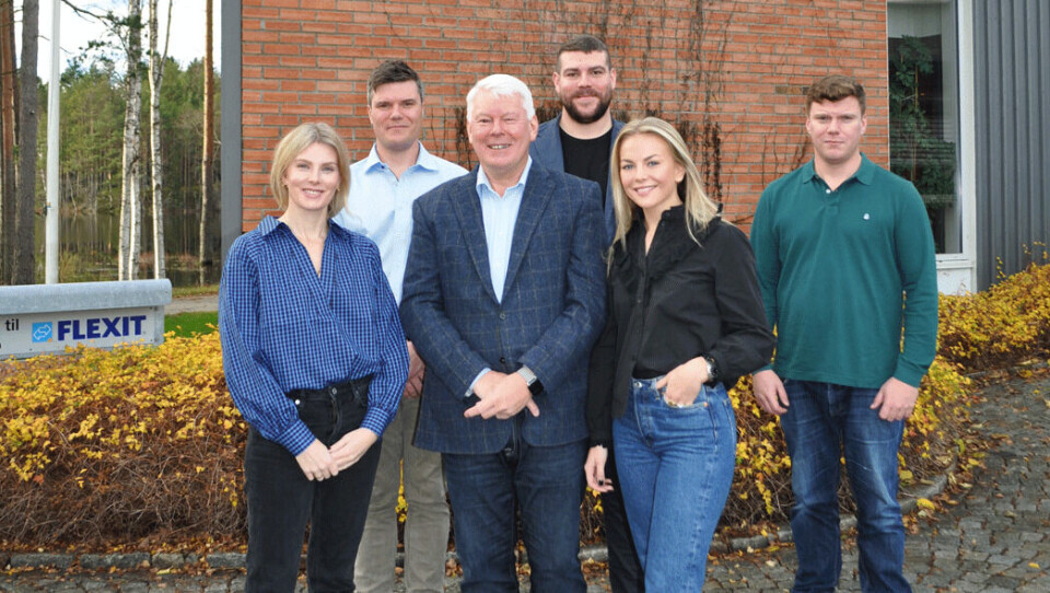 Ny generasjon overtar Flexit. Vi ser Johan Martinsen (bak fra venstre), Christian Leuchars-Martinsen og Richard Martinsen Foran fra venstre: Pernille Martinsen Westlie, Pål Martinsen og Ane Berg Martinsen Ny generasjon overtar Flexit. Vi ser Johan Martinsen (bak fra venstre), Christian Leuchars-Martinsen og Richard Martinsen Foran fra venstre: Pernille Martinsen Westlie, Pål Martinsen og Ane Berg Martinsen