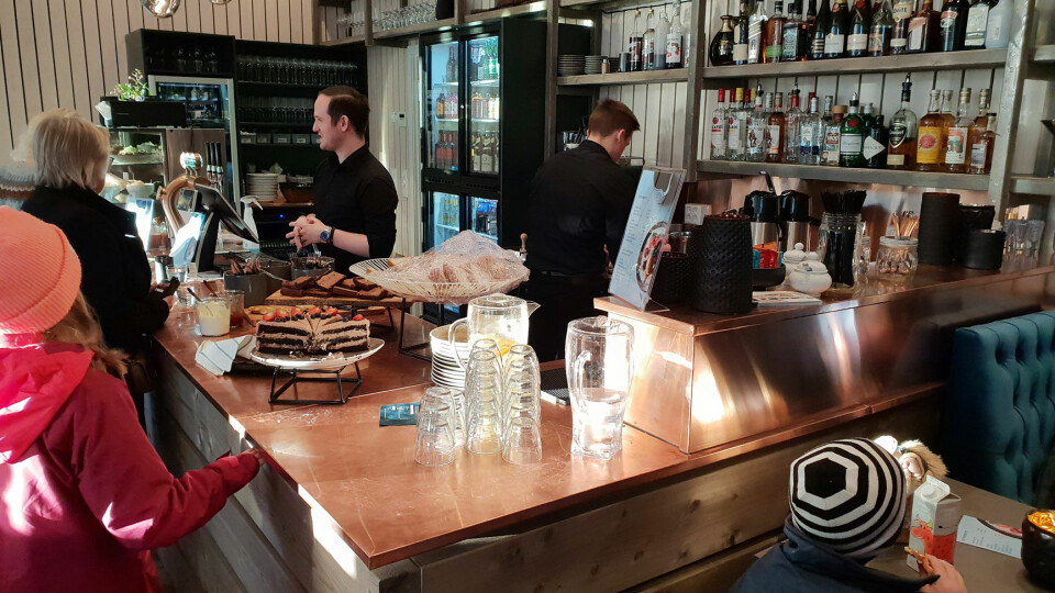 På disken serveres det mat, øl og annet godt på det som er kobber levert av blikkenslageren.