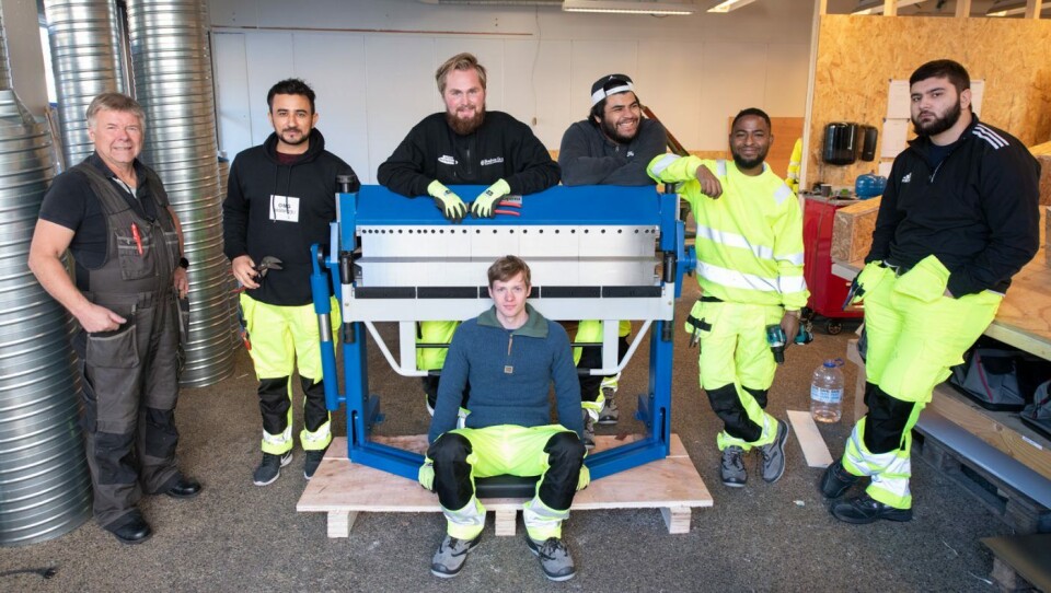 Her ser vi Stein Erik Sliper med 6 av de 8 NAV-elevene. Vi ser Bjørn Stian Skretetting, foran, Cher Bahadur Hemmot, Christopher Haga, Adrian Loku, Abdi Salam Mohamed Gavado og Mikail RuchFoto: Anders Tøsse, Vest Vind Media