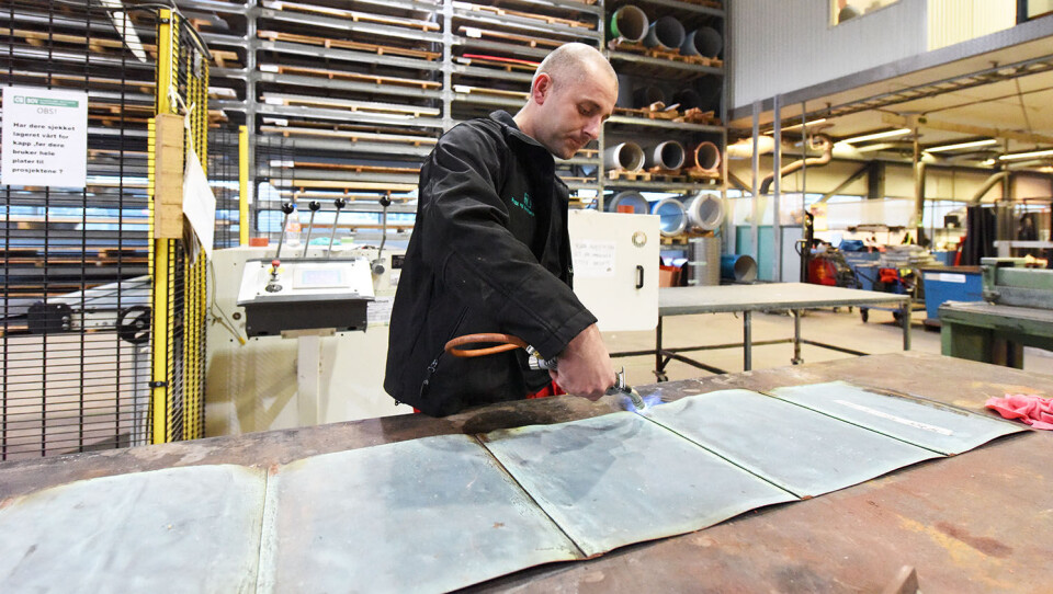 Gjenbruk av gamle materialer har vært krevd i en restaureringsprosjekter. Nå kommer det med full tyngde også i andre prosjekter. Her er Morten Nesse Nilsen hos Bygg og Ventilasjon i aksjon for å gjenbruke kobber.