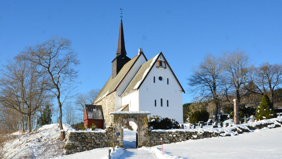 160 kirker over hele landet har fått penger til utbedring. Tingvoll kirke trenger nye kobbertakrenner og takstein blant annet. Foto: Yngve Lie