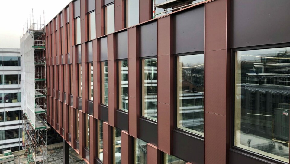 Her ser vi eloksert aluminium fra Portalen i Drammen som Buskerud Blikk & Montasje har hatt det utførende arbeidet med. Bygget har 4 400 meter med spesialprofiler som også inneholder solceller. Foto: Astrup
