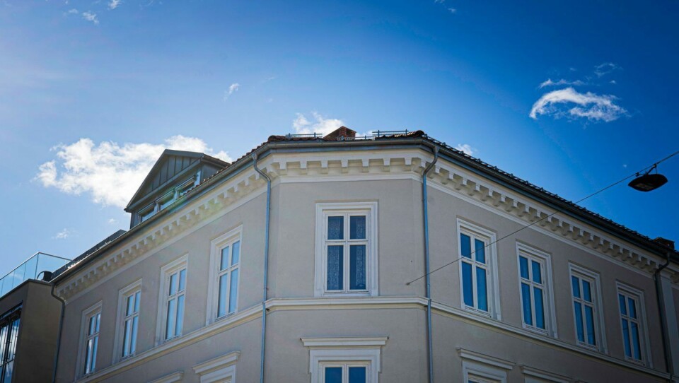 I Storgata 12 i Halden har Hellevik og Bjerkeli hatt arbeid som bidrar til travle dager.