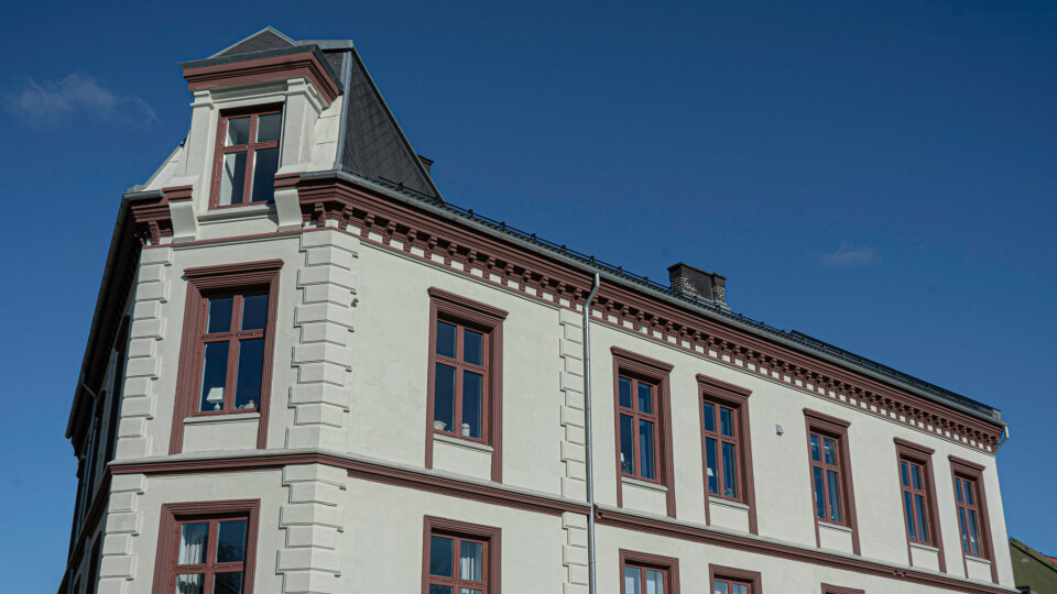 Hellberg og Bjerkeli har mye å gjøre med arbeid på tak og fasader som her i Oskarsgate 11 i Halden.