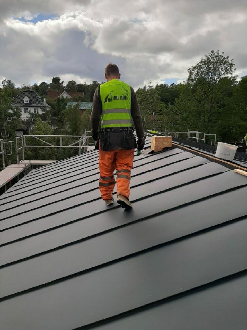 Tradisjonell båndtekking med FT12 aluminium på en bolig. 300 kvadratmeter.