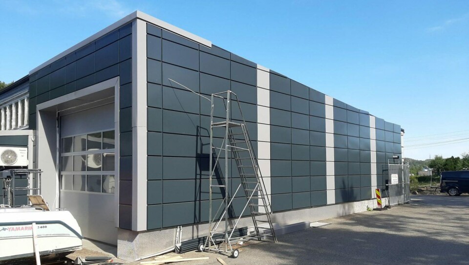 Tradisjonelt arbeid på bygg er fortsatt viktig del av omsetningen. Dette bygget eies av Eiro Eiendom. Blikkenslageren er gitt full frihet til utførelsen, hvor det er brukt brukt colorcoat. Farge er grå og mørkegrå.