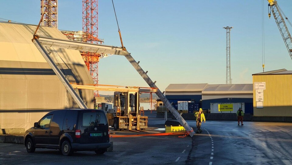 Av ulike oppgaver som utføres har vært en stor ramme som her løftes på plass for CCB. Fjell Blikk har produsert alt stålet til rammene. En ramme veier 2,4 tonn og som etterpå er kledd i beslag.