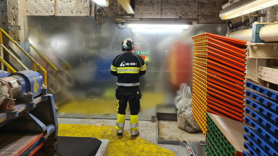 Oppdraget med å montere stålplater på en oljeplattform er en av de varierte prosjektene som Fjell Blikk jobber med.