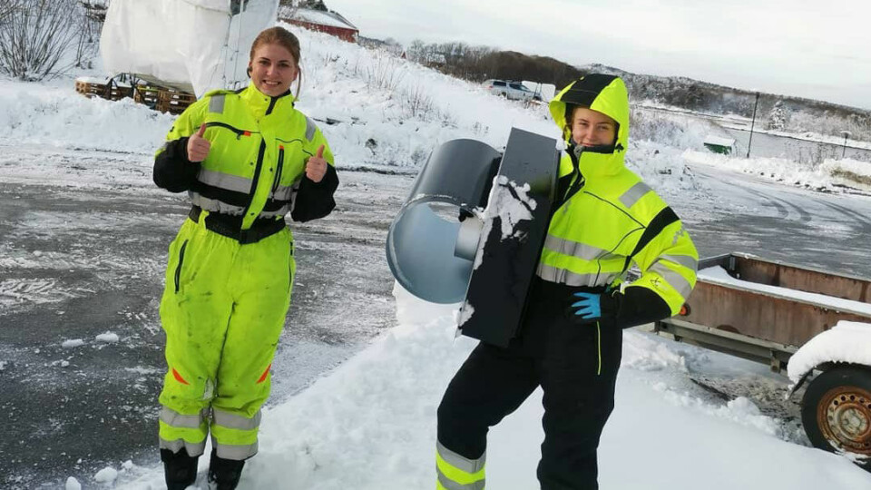 Elisabeth Heien og lærling Lene Lauvdal trives ute i det fri på jobb.