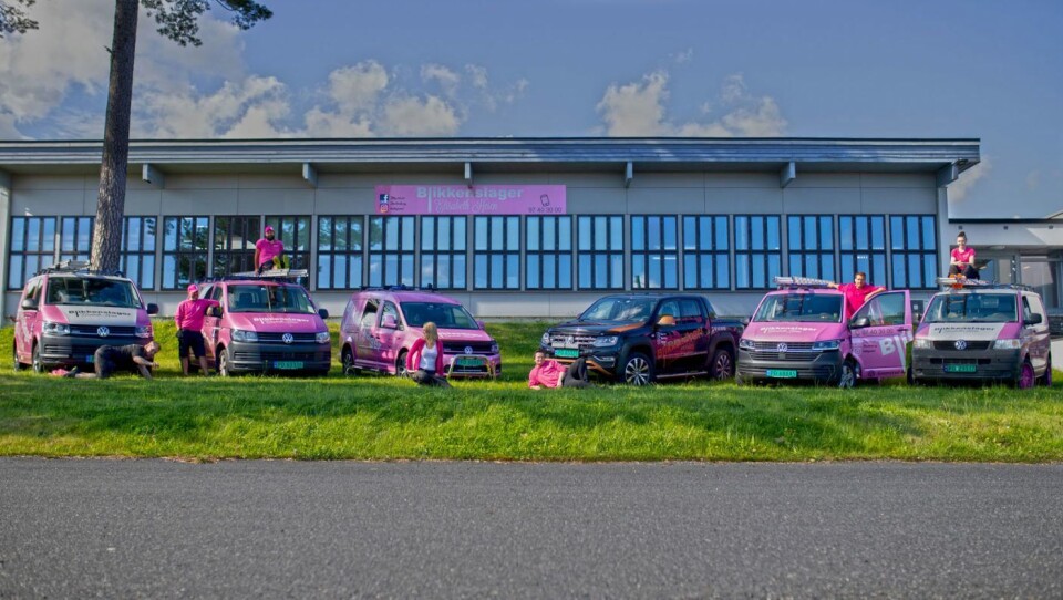 Ansatte har 6 rosa biler de bruker når de kjører fra det rosa fargede bygget de holder til i. Foto: Jenny Sundsvold