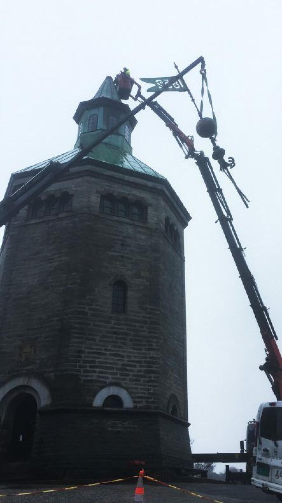 Kranbil måtte heise ned deler av tårnet. Nå er arbeidet i gang med å få opp nytt.