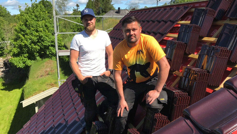 Jobb efektivt ute på tak er noe av det som gir god drift for Taktekker Frantzen Eftf, her med Thomas og Jareck ute på jobb.