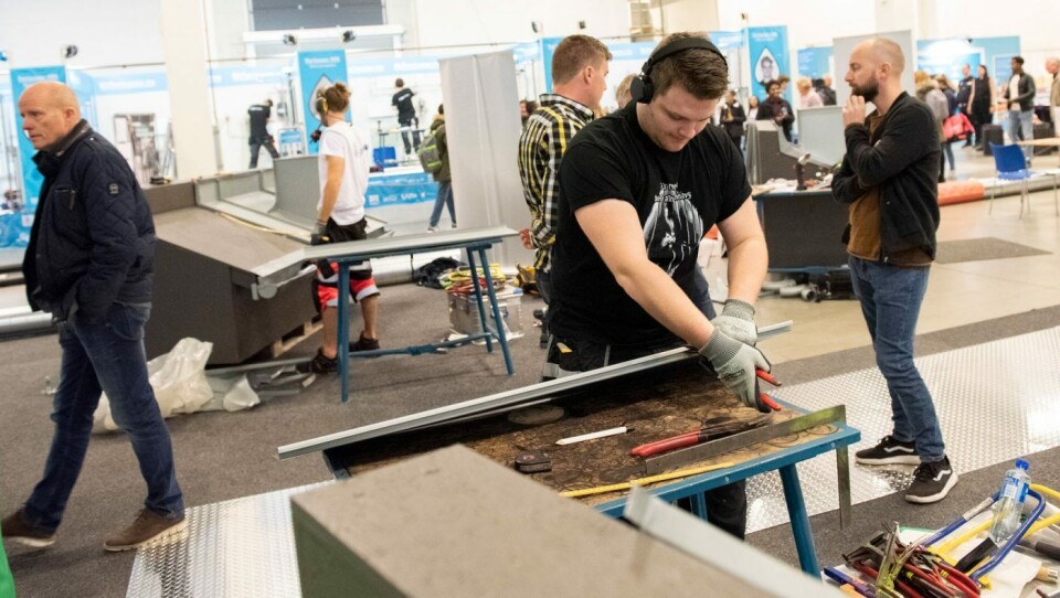 På rekke og rad jobbet kandidatene med å bli ferdig. Her ser vi Fredrik B. Pedersen i front.Foto: Anders Tøsse, Vest Vind Media