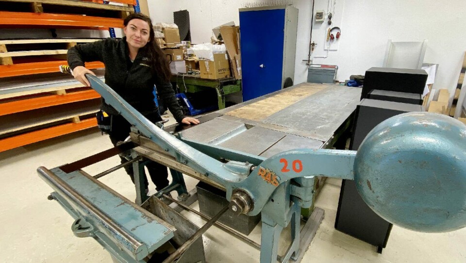 Hege Axelson trives godt hos Sverre Foss Blikkenslagerverksted .Foto: Pål Nordby/Jarlsberg