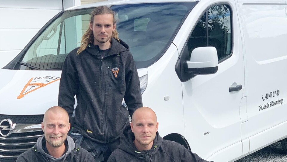 Da Rudi Næss (t.v.) fortalte kollegene Trygve Vik-Andersen og Alexander Ingemar Johansson at han ville starte ny blikkenslagerbedrift i Aurskog-Høland ville begge være med. Nå jobber de på spreng alle tre.