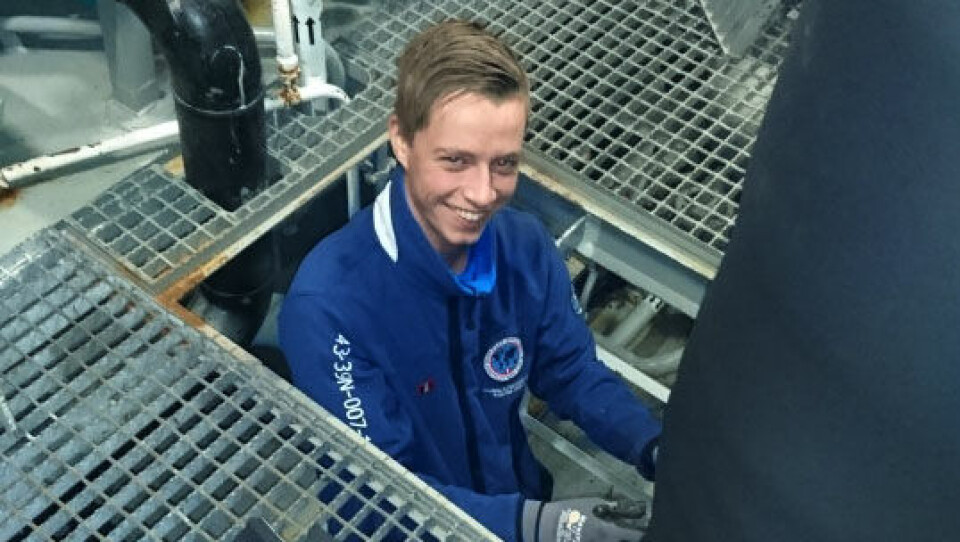 Jonas Oksholen er TAF-elev som får praksis med å isolere rsw-rør med cellegummi på fiskebåt.