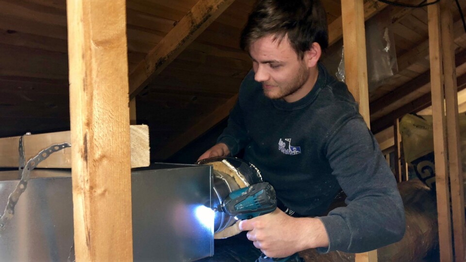 Torstein Volle er lærling og jobber her med rørmontasje på en barnehage.