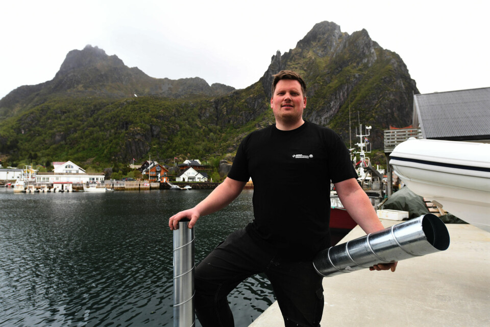 Bjørn Kristian Pedersen jobber like under Svolvær-geita (rett over hodet hans) og ser lys fremtid med mange byggeprosjekter i distriktet.