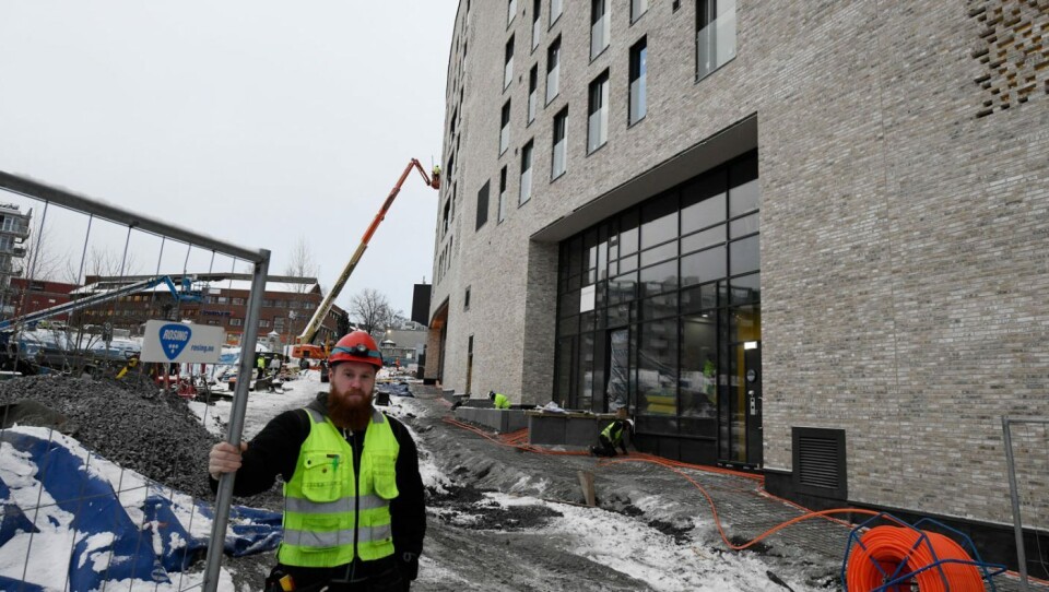 Rundt alle vinduene på dette leilighetsbygget har Joachim Knai vært med på å legge beslag.Foto: Anders Tøsse, Vest Vind Media