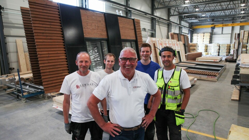 Thomas Dittrich (f.v.), Christen Øygarden, Jan Lindal, Espen Svendsen og Terje Nes i Lindal Smith Elementer har kommet med en spennende løsning som inkluderer både ventilasjon og solceller.