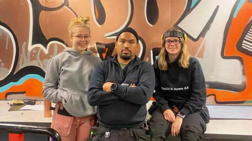 Julia Johansen (t.v.) og Thea Gulbrandsen stortrives på Kuben videregående skole og er sikre på at blikkenslagerfaget var det rette for dem. Julia Johansen (t.v.) og Thea Gulbrandsen stortrives på Kuben videregående skole og er sikre på at blikkenslagerfaget var det rette for dem.