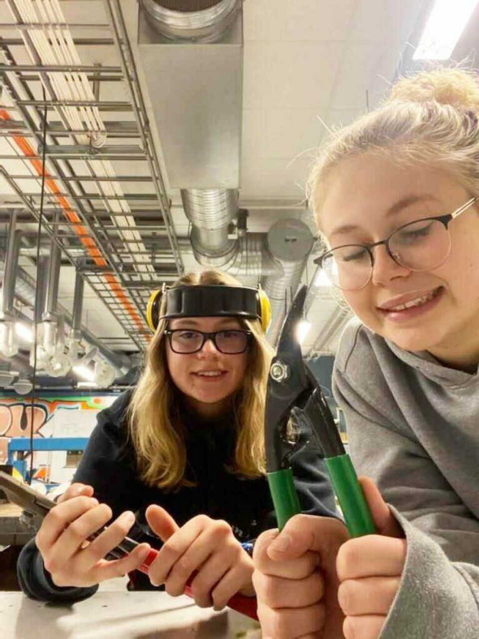 Julia Johansen (t.v.) og Thea Gulbrandsen stortrives på Kuben videregående skole og er sikre på at blikkenslagerfaget var det rette for dem. Julia Johansen (t.v.) og Thea Gulbrandsen stortrives på Kuben videregående skole og er sikre på at blikkenslagerfaget var det rette for dem.