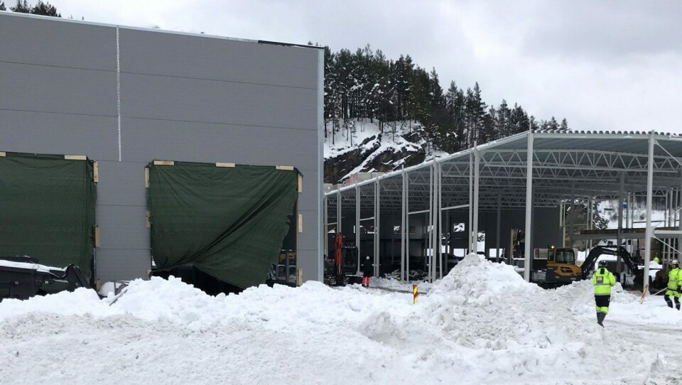 Snøen skaper utfordringer på Sørlandet og for Salvesen Blikk og Ventilasjon AS som skal til med arbeid på dette bygget.