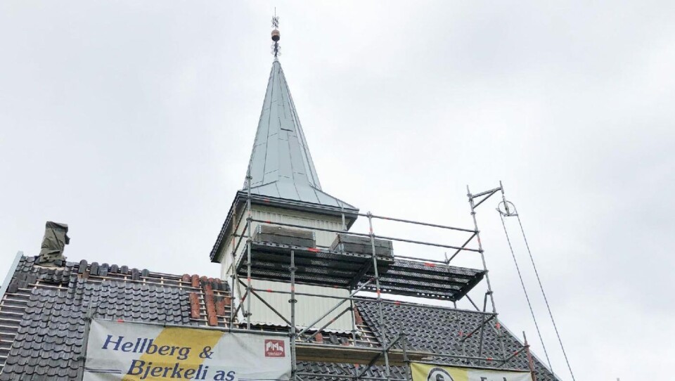 Idd Kirke er en kjent og kjær bygning i Halden med sitt karakteristiske spir .