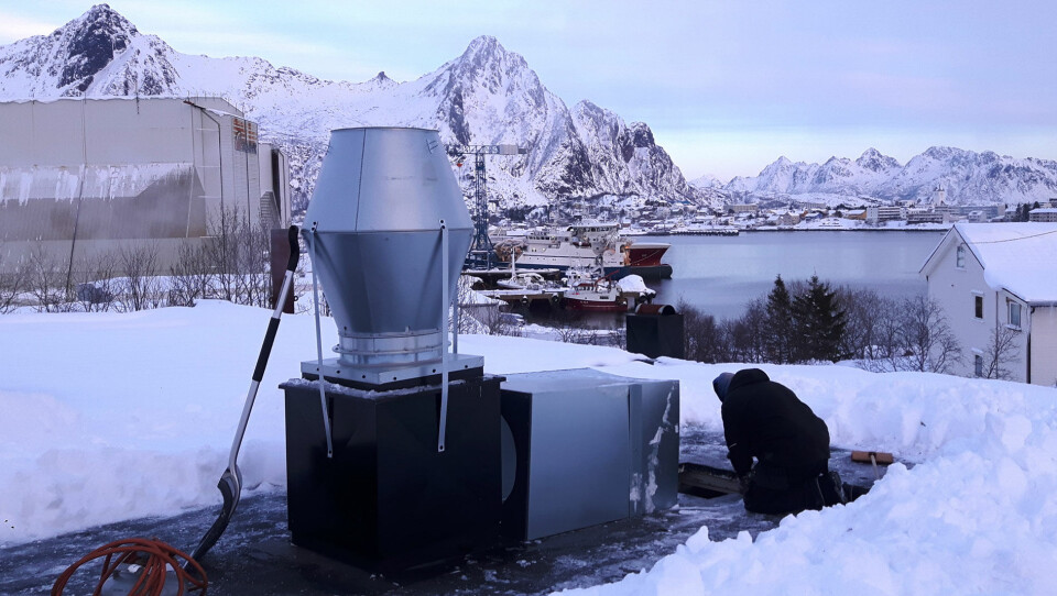 Å jobbe på tak med ventilasjon med mye snø krever ekstra arbeid og utfordringer for blikkenslagerne.