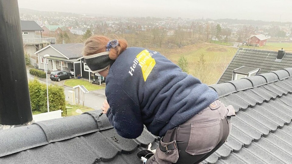 I jobben som taktekker får Milla Syvertsen luftige arbeidsoppgaver på Haldens tak.