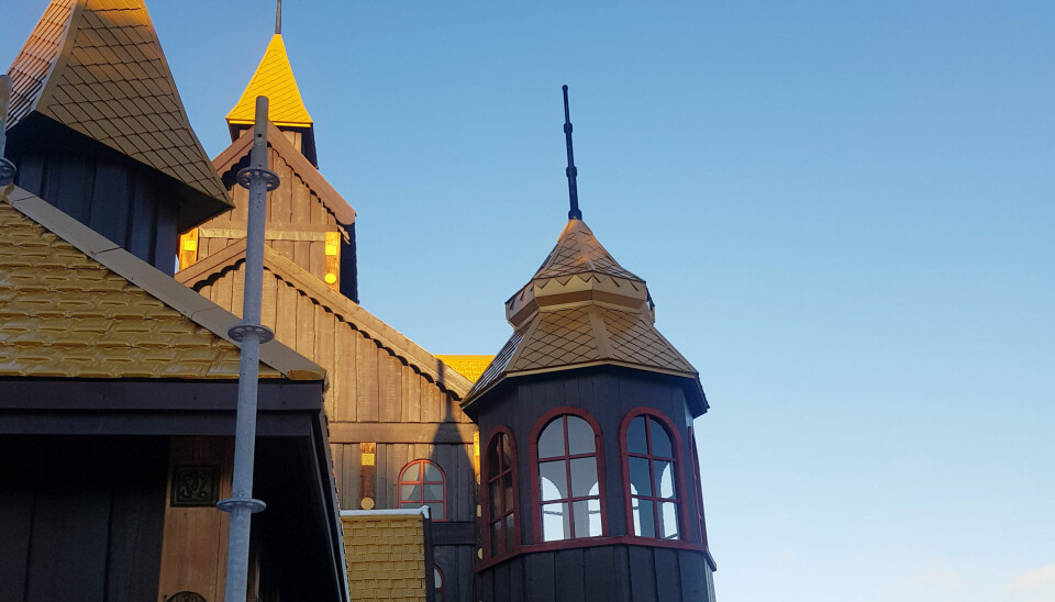 Tårnene på Soria Moria slott har blitt fornyet og fått tilbake gullfargen.