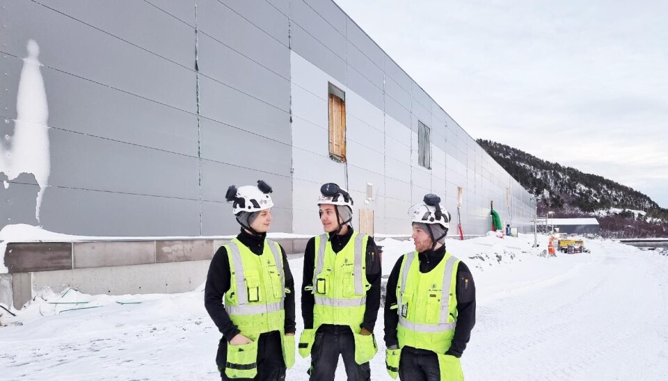 På dette gigantiske settefiskanlegget har H. Mikkelsen Kobber- og Blikkenslagermester nok å gjøre i lang tid fremover. Her er montørene Daniel Mortensen (tv), Niklas Mortensen og Kristian Edvardsen.