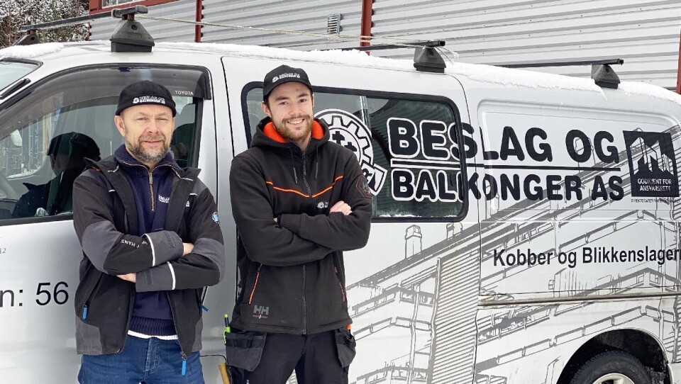 Frode Knutsen (tv) og sønnen Kristoffer har hatt stor suksess med sin nisjeproduksjon av balkonger.