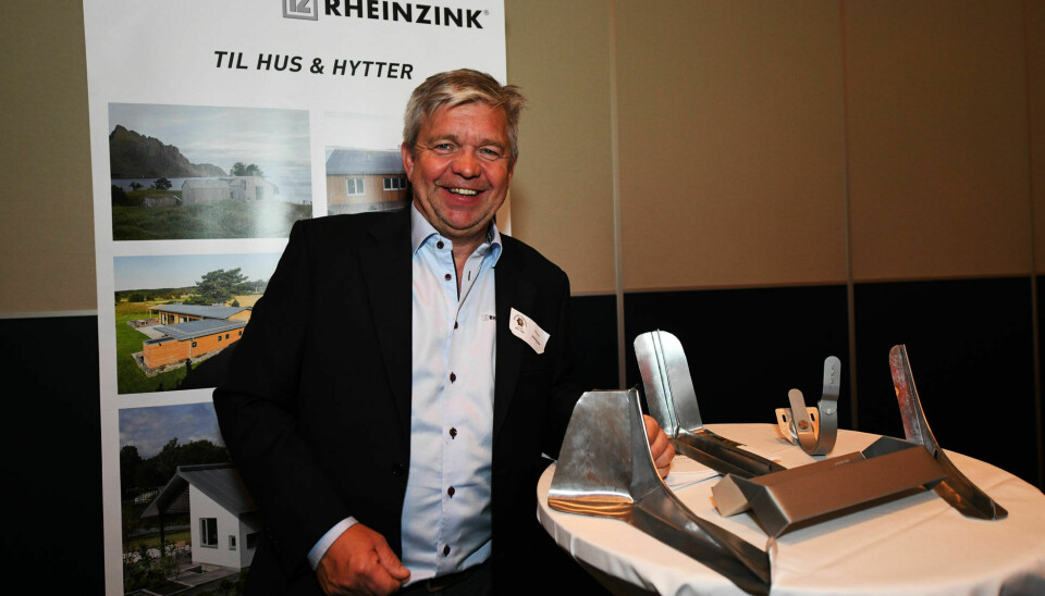 Bilde av Erling Lyche hos Rheinzink i Norge ved siden av et bord med sink-produkter.