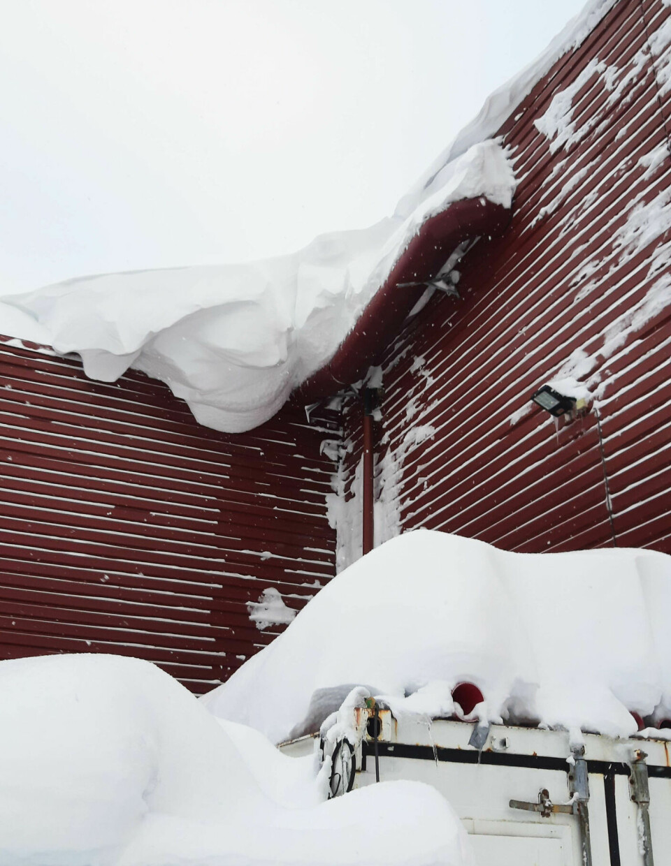 De store snømengdene på Sørlandet gjør det krevende med utvendig blikkenslagerarbeid. Olaf Jahnsen sine ansatte er på mange tak, men for å måke snø.