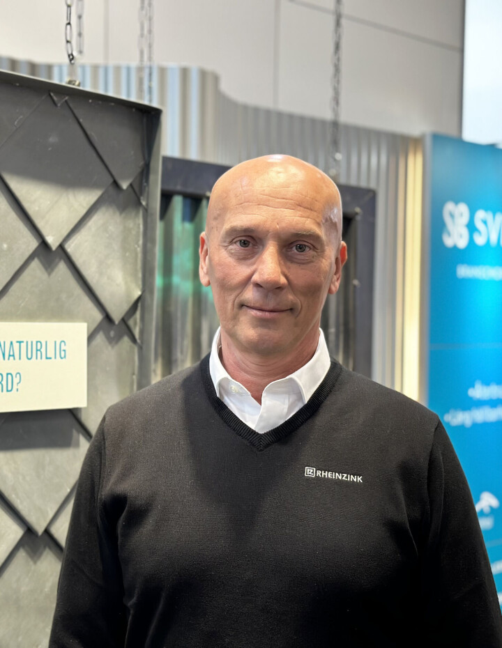 Svenske Kari Koskinen overtar ansvaret for Rheinzink i Norge. I tiden fremover vil han være mye i Norge. Mann i svart genser og hvit skjorte.