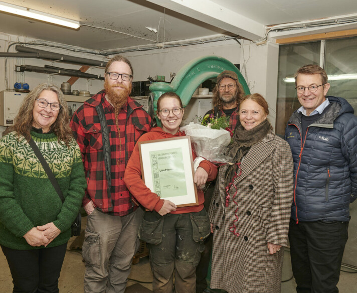 Menes Metal Works AS er en av nyetableringene i 2024. Blikkenslager Lisa Kristine Menes ble tildelt Kulturminnefondets nasjonale handverksstipend for 2024. Fra venstre mamma Pia, kjæresten Jonny, stipendmottakar Lisa, pappa og kollega Jørn Menes, Hanne K. Jakhelln og Simen Bjørgen.