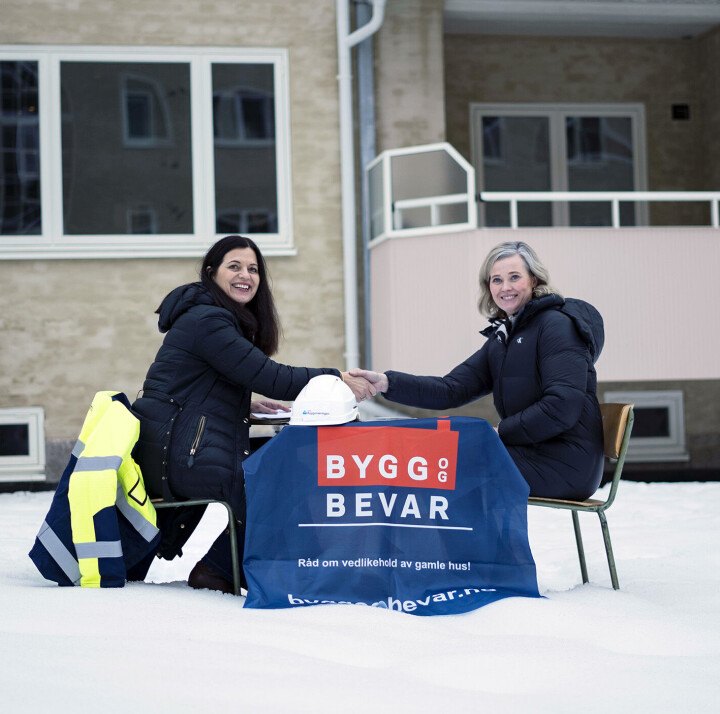 Representantene for Klima- og miljødepartementet og NHO Byggenæringen, statssekretær Kjersti Bjørnstad og administrerende direktør Nina Sollie signerer ny avtale om Bygg og Bevar. Signeringen foregikk i Borettslaget Tøyen II, hvor den kommunalt listeførte OBOS blokken i Helgesensgate 78 nylig er satt i stand. Foto: Bygg og Bevar