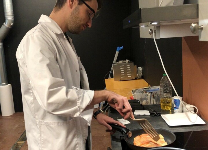 Her testes ulike ventilasjonsløsninger i Sintef s laboratorium. Forskerne tilberedte 72 laksemiddager og overvåket inneklimaet.