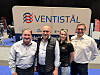 Fire personer foran en Ventistål-stand på en messe.