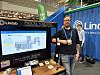 Lindab-representant ved en messestand med skjermer og digitale produktverktøy.